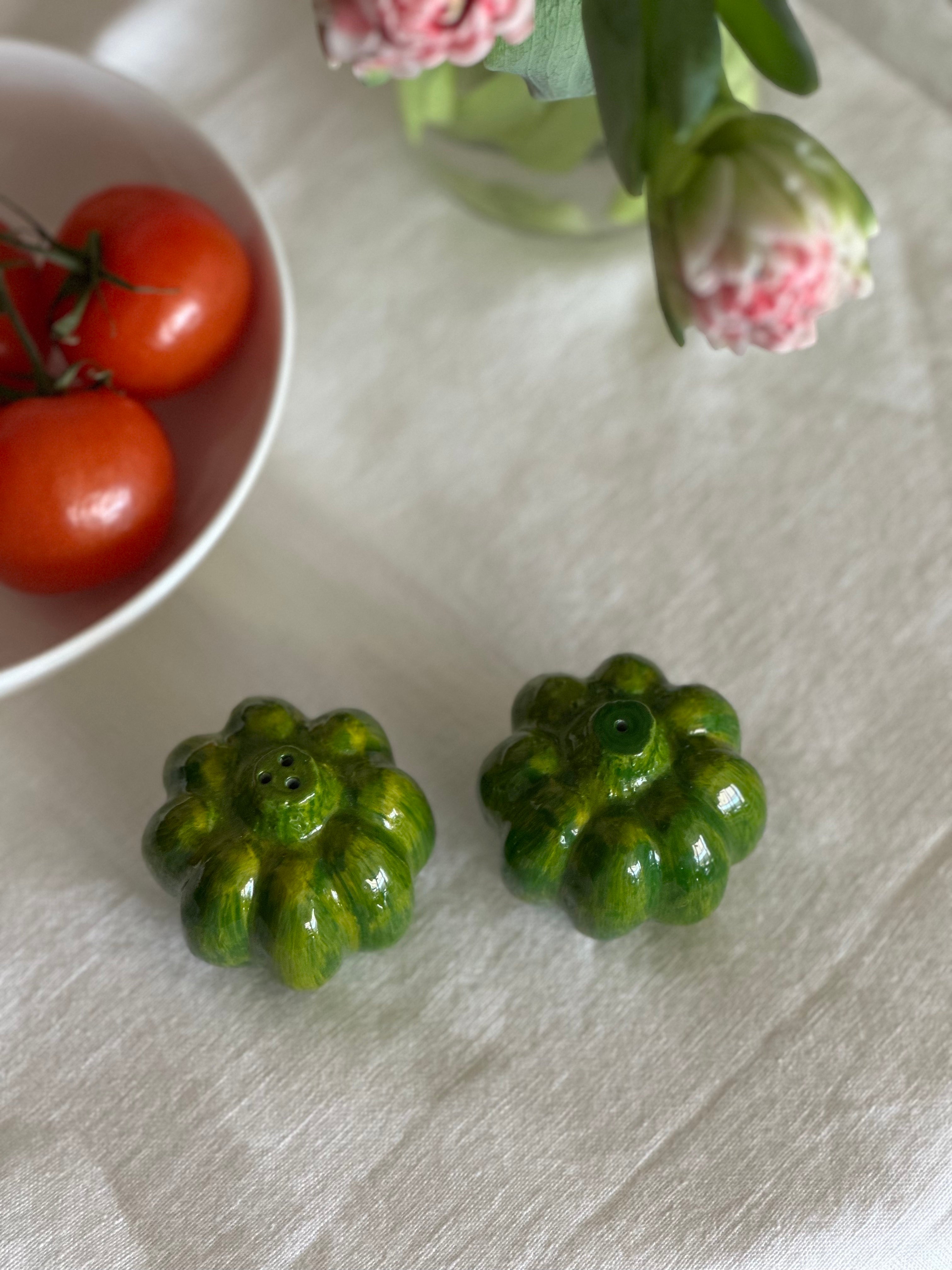 Salt & pepper shakers green pepper