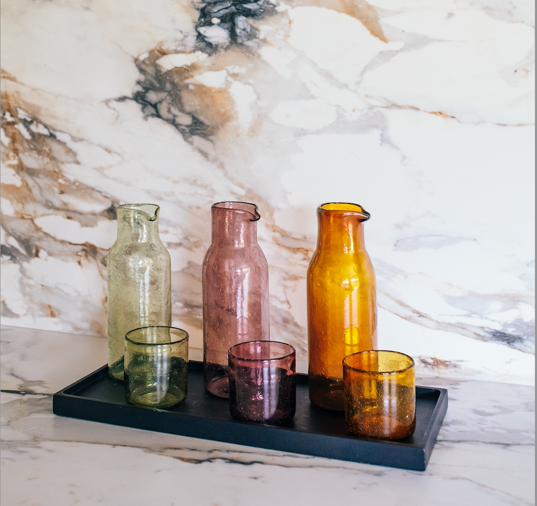 4 glazen en karaf amber