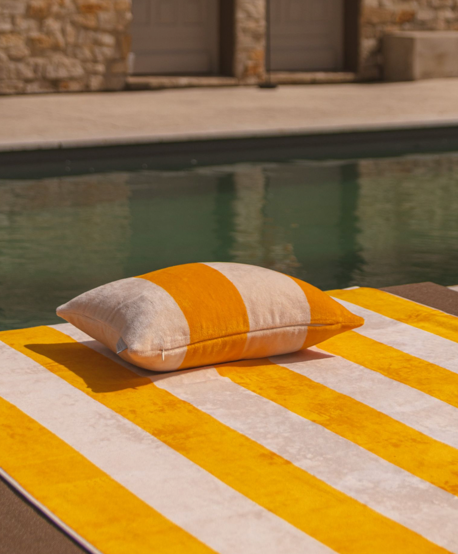 Cushion PLACE RESERVEE Gold