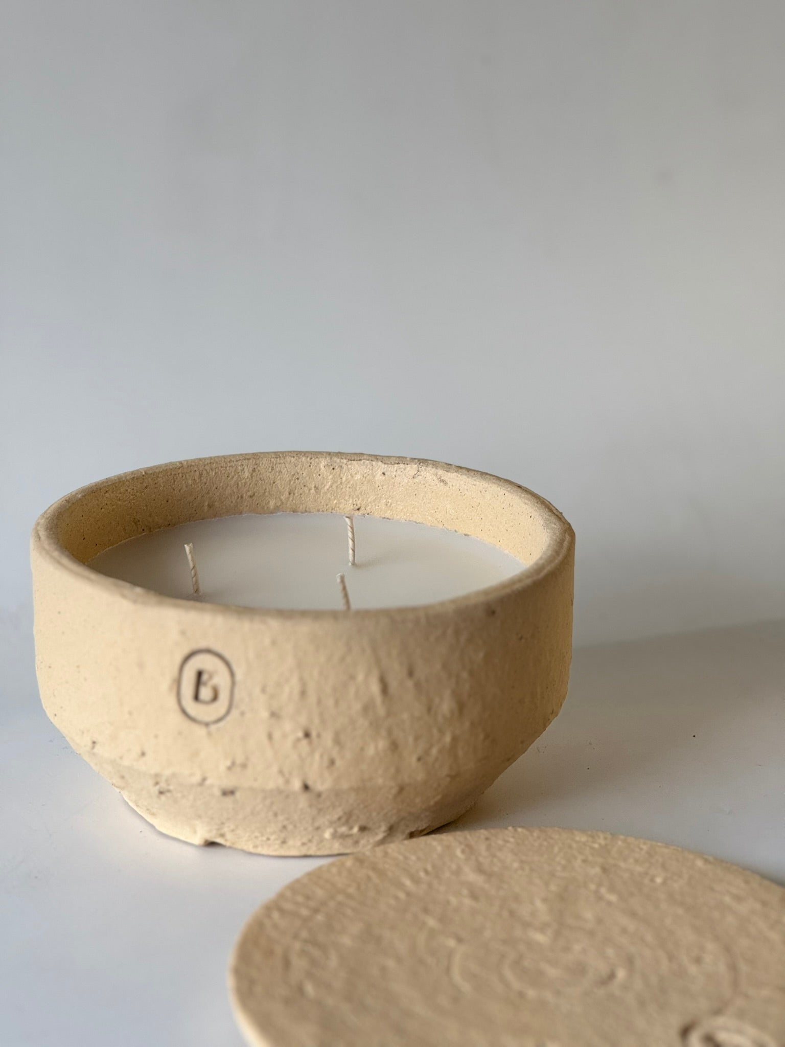 Indoor scented candle with lid Ivory